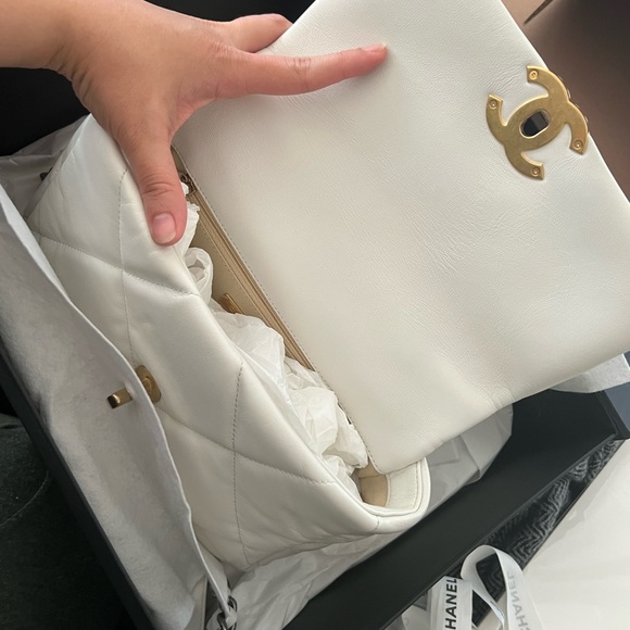 CHANEL 19 WHITE BNIB SIZE SMALL - Picture 4 of 10